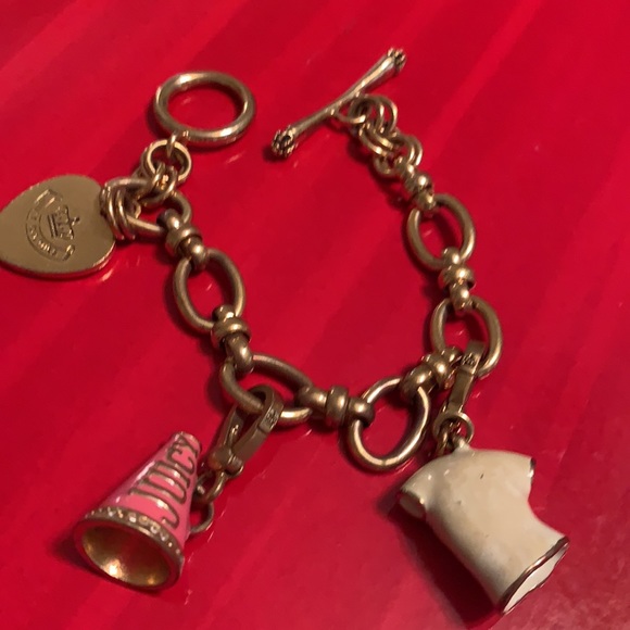 JUICY COUTURE 3 CHARM BRACELET. ONE NOT REMOVABLE